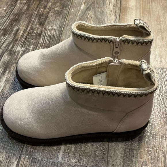 New Muk Luks Stylish Cream Ankle Boots Size 9 - Picture 8 of 11